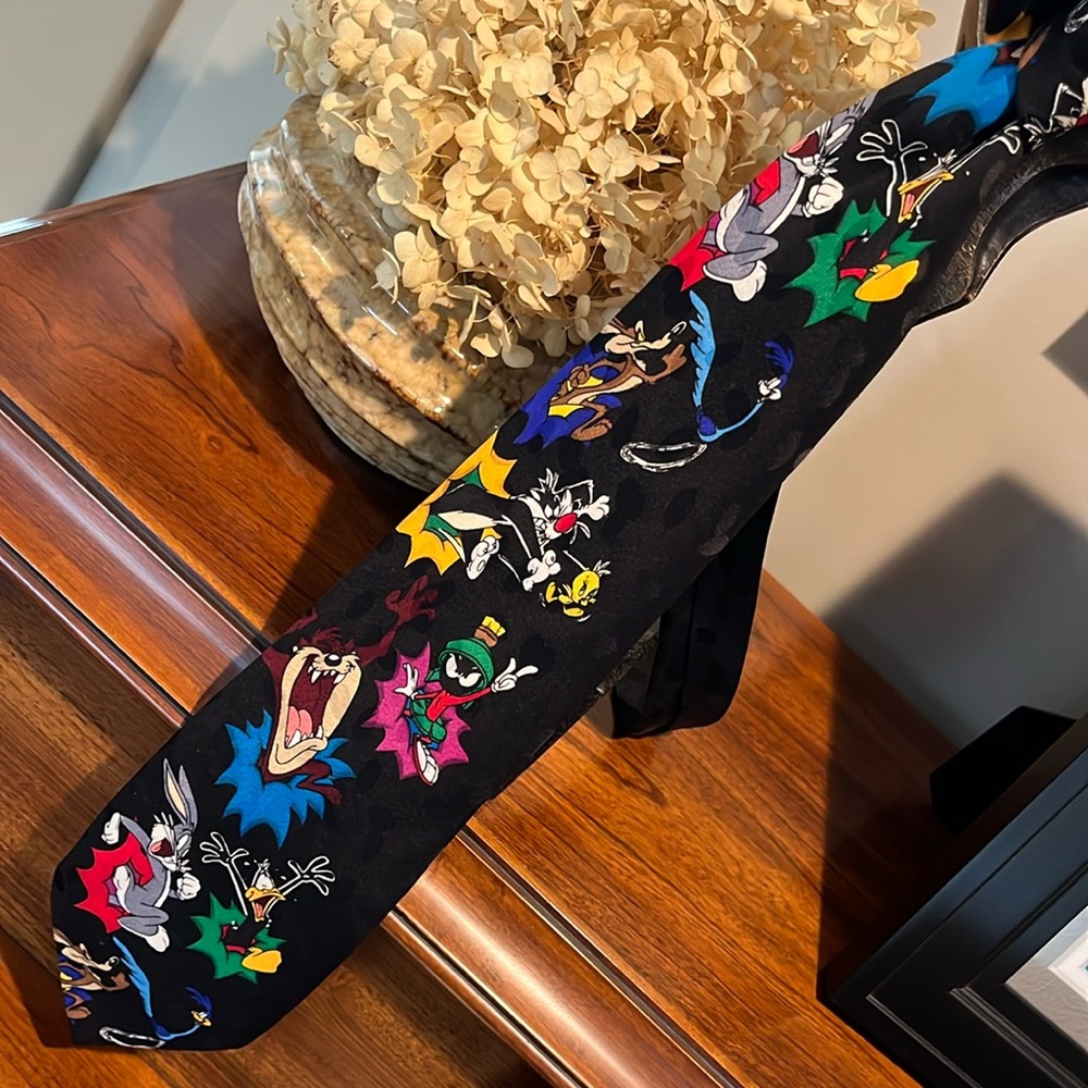 Silk tie featuring Looney Tunes Mania. Vintage 1993. Excellent!